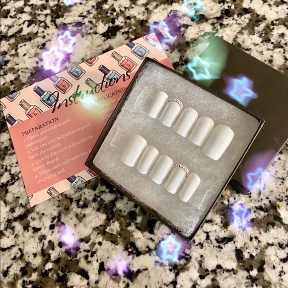 Press On Nails - Picture 2 of 3